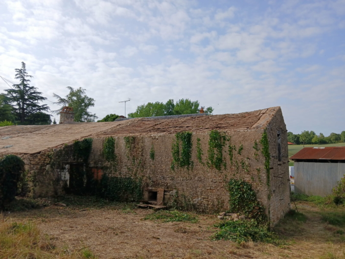 Avant - Refection de charpente sur bâtiment ancien - Manu BARRAUD Menuiserie Vendée
